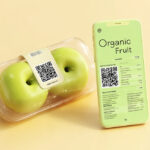 Ejemplo de smart packaging alimentario: envase con manzanas verdes, código QR y móvil mostrando información nutricional