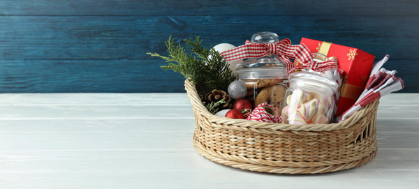Cesta de Navidad con productos personalizados, ejemplo visual de smart packaging aplicado a celebraciones y regalos corporativos