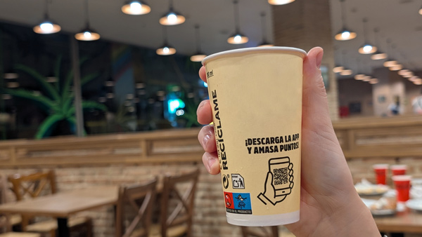 Vaso con código QR como ejemplo de smart packaging para alimentos, que mejora la experiencia del usuario e impulsa la sostenibilidad