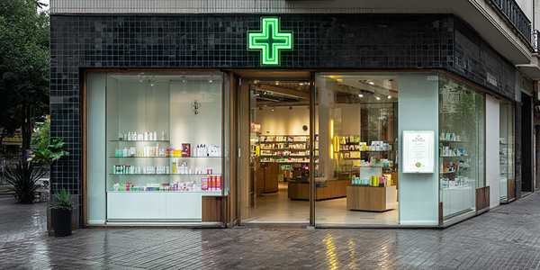 Escaparate de farmacia con decoración moderna, productos bien ordenados y diseño limpio de cara al exterior