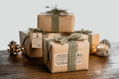 Packaging Navidad ecológico con cajas kraft y lazos sostenibles