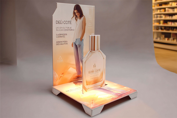 Expositor PLV perfumería tipo ElastiPOP fabricado en cartón reforzado, plegable y autoportante, con impresión a todo color para campañas de fragancias en mostradores y escaparates