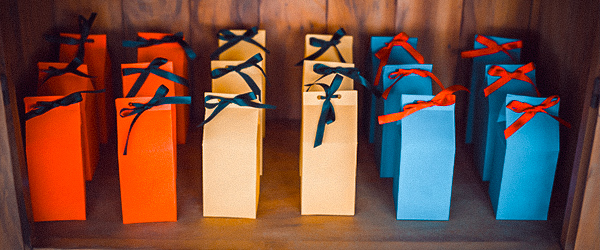 Cajas de cartón para regalo en colores vivos, perfectas para eventos promocionales y acciones de marketing experiencial
