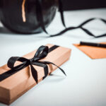 Caja de cartón kraft para regalo con lazo negro, opción ecológica y elegante para marcas que apuestan por la sostenibilidad
