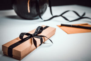 Caja de cartón kraft para regalo con lazo negro, opción ecológica y elegante para marcas que apuestan por la sostenibilidad