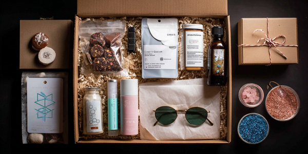 Caja de suscripción abierta con varios productos de muestra, ejemplo de sample packaging y estrategia de sampling para fidelizar clientes