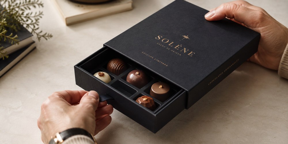 Estuche rígido premium con apertura tipo cajón para una selección de chocolates artesanales
