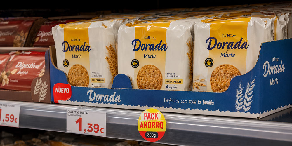 Galletas colocadas en una bandeja de shelf ready packaging con diseño de marca y mensaje de pack ahorro