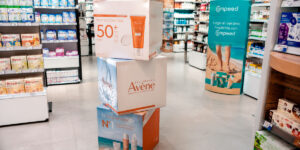 Cubos publicitarios apilados en una campaña de PLV en farmacia