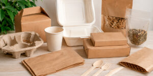 Ejemplos de packaging biodegradable con envases para alimentación, bolsas, cajas y cubiertos sostenibles