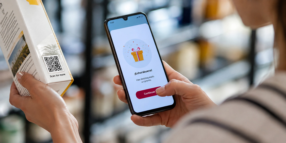 Cliente escaneando un QR del envase para desbloquear un premio